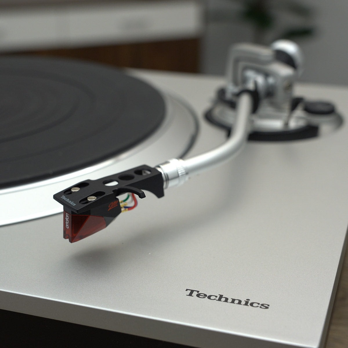 Technics SL-1500C Turntable w/ Built-in Preamp & Cartridge